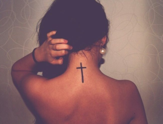 Que symbolise une croix sur un tatouage?
