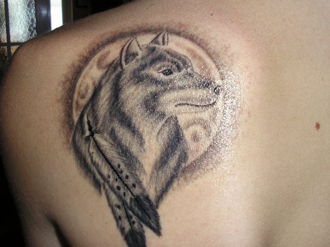 Que symbolise un loup sur un tatouage?